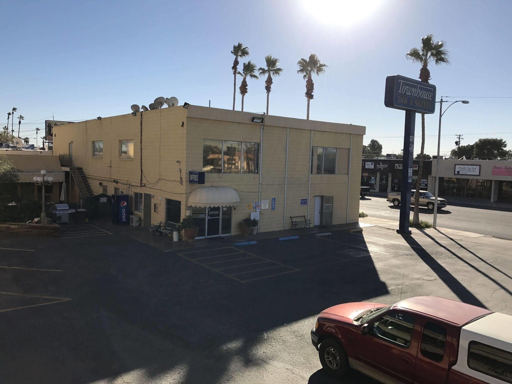 Townhouse Inn And Suites Brawley Exterior photo